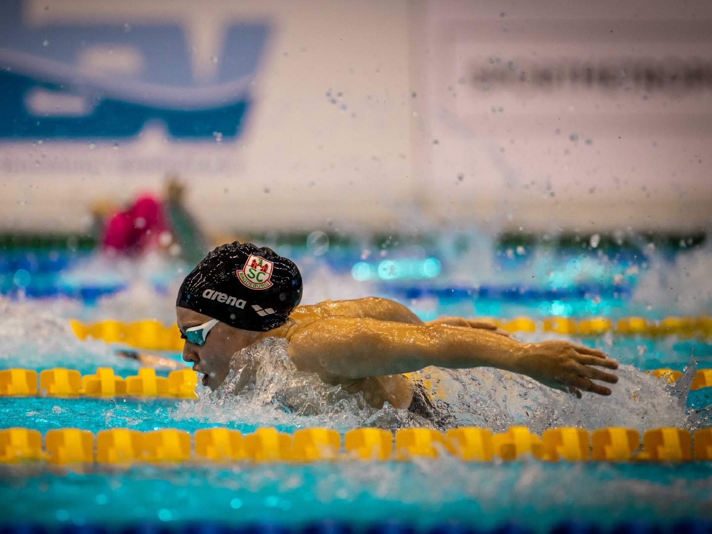Seike Schlump schwimmt zu ihrer zweiten GOldmedaille über 100m Schmetterling