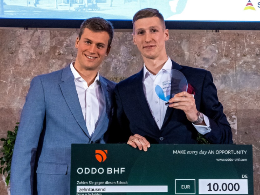 Mykhailo Romanschuk (links) übergibt Florian Wellbrock (rechts) den Preis der Kategorie „Respekt“ 
