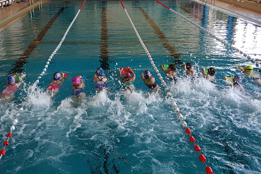 Einige Trainingseinheiten absolvierten die Kinder in der Schwimmhalle Olvenstedt [Foto: Carmela Ertel]